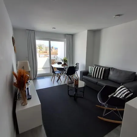 Smile And Wave Daire